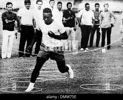 10. August 1975 - Mexiko-Stadt, Mexiko - brasilianischer Fußballspieler Pelé zeigt seine Beinarbeit, während des Trainings für den World Cup, in dem er gegen England spielt.  (Kredit-Bild: © KEYSTONE Bilder USA/ZUMAPRESS.com) Stockfoto