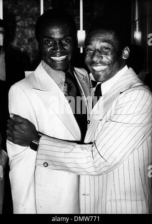 Sept. 14, 1976 - Paris, Frankreich - brasilianische Fußballer PELE schmiegt sich an einen Mitspieler auf einer Party im Hotel de Ville in Paris, wo Pele geehrt wurde.  (Kredit-Bild: © KEYSTONE Bilder USA/ZUMAPRESS.com) Stockfoto