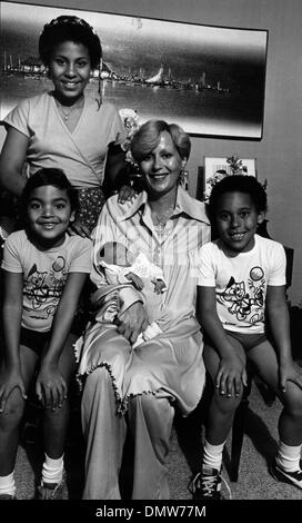 8. Juni 1978 - New York, NY, USA - Porträt von Fußball Spieler PELE-Familie, nach seiner jüngsten Tochter JENNIFER CHOLBY NASCIMENTO geboren wurde. IM BILD: KELLY CRISTINA, DENIS, ROSE; Peles Frau und EDSON JR. in ihrer Wohnung in New York. (Kredit-Bild: © KEYSTONE Bilder USA/ZUMAPRESS.com) Stockfoto