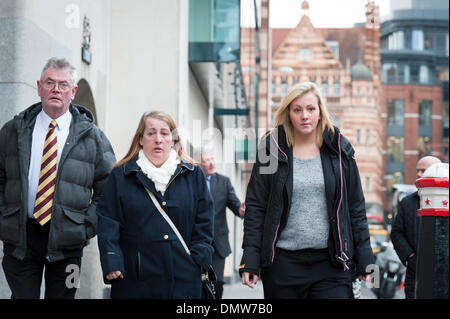 Old Bailey, London, UK. 17. Dezember 2013. Familienangehörige von Lee Rigby ermordet in Woolwich, SE London besuchen die Testversion von 2 Verdächtigen im Old Bailey, London. Im Bild von links nach rechts: Stiefvater Ian Rigby, Mutter Lyn Rigby, Schwester Sara McClure & Verlobter Aimee West. Bildnachweis: Lee Thomas/Alamy Live-Nachrichten Stockfoto