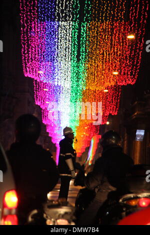 Rom, 16. Dezember 2013 Traffic Warden Verkehrslenkung mit Weihnachtsbeleuchtung in Piazza Piazza Venezia, Rom, Italien © Gar Stockfoto