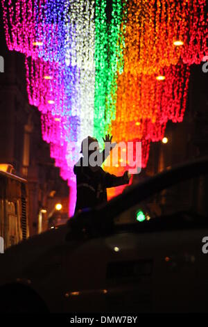 Rom, 16. Dezember 2013 Traffic Warden Verkehrslenkung mit Weihnachtsbeleuchtung in Piazza Piazza Venezia, Rom, Italien © Gar Stockfoto