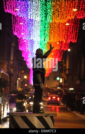 Rom, 16. Dezember 2013 Traffic Warden Verkehrslenkung mit Weihnachtsbeleuchtung in Piazza Piazza Venezia, Rom, Italien © Gar Stockfoto