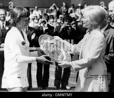 5. Juli 1979 - London, England, erhält U.K - Tennis-star MARTINA NAVRATILOVA ihre Trophäe von der HERZOGIN von KENT nach Beting Chris Lloyd bei den Wimbledon Championships. (Kredit-Bild: © KEYSTONE Bilder USA/ZUMAPRESS.com) Stockfoto