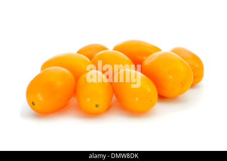 einige gelbe Baby Eiertomaten auf weißem Hintergrund Stockfoto