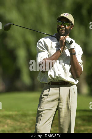 5. Juni 2001; Los Altos, Kalifornien, USA; NFL große Jerry Rice hat ein Lachen über seinen Abschlag am 11. Loch im Los Altos Country Club in Los Altos, Kalifornien während des Reises Charity-Golfturnier zugunsten seiner Jerry Rice 127 Foundation auf Freitag, 4. Mai 2001. Dies an einem Tag wenn Reis seine bedingungslose Freilassung von den San Francisco 49ers gewährt wurde, so dass er sich mit der Eiche Stockfoto