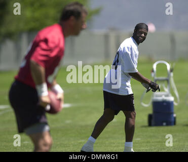 5. Juni 2001; San Francisco, CA, USA; Ein grinsender Jerry Rice durchzieht spielt mit QB Rich Gannon an seinem ersten Tag als ein Oakland Raider bei den Jäger in Alameda, Kalifornien, auf Dienstag, 5. Juni 2001. Stockfoto