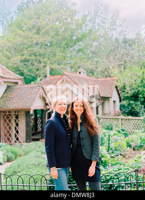 Zwei Frauen in einem Garten eines historischen Hauses. Stockfoto