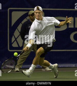 1. März 2002; San Jose, CA, USA; Lleyton Hewitt (Cq) kehrt den Ball zu Jan-Michael Gambill während Samstag, 2. März 2002, Halbfinale bei den Siebel-Open in San Jose. Hewitt gewann 7-5, 6-4. Stockfoto