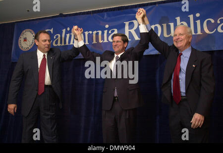 6. März 2002; Los Angeles, PA, USA;  Republikanische Kandidat für Governor of California Bill Simon tritt zusammen mit Bill Jones und Richard Riordan während eines republikanischen Einheit Frühstücks auf Mittwoch, 6. März 2002 im Westin Hotel in Los Angeles, Kalifornien. Stockfoto