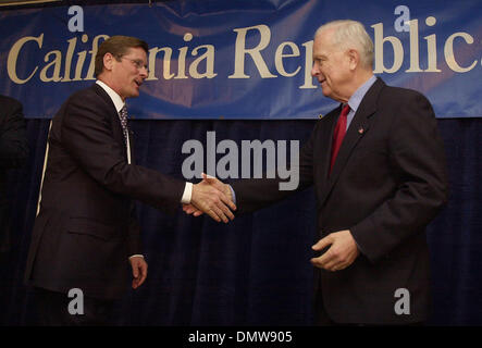 6. März 2002; Los Angeles, PA, USA; Republikanische Kandidat für Governor of California Bill Simon schüttelt Hände mit Los Angeles Altbürgermeister Richard Riordan während eines republikanischen Einheit Frühstücks auf Mittwoch, 6. März 2002 im Westin Hotel in Los Angeles, Kalifornien. Stockfoto