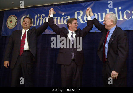 6. März 2002; Los Angeles, PA, USA; Republikanische Kandidat für Governor of California Bill Simon tritt zusammen mit Bill Jones und Richard Riordan während eines republikanischen Einheit Frühstücks auf Mittwoch, 6. März 2002 im Westin Hotel in Los Angeles, Kalifornien. Stockfoto