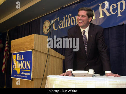 6. März 2002; Los Angeles, PA, USA; Republikanische Kandidat für Governor of California Bill Simon lacht laut, während Gespräch am Telefon mit Präsident George W. Bush während eines republikanischen Einheit Frühstücks auf Mittwoch, 6. März 2002 im Westin Hotel in Los Angeles, Kalifornien Präsident Bush Simon namens um ihm zu seinem Sieg gratulieren. Stockfoto