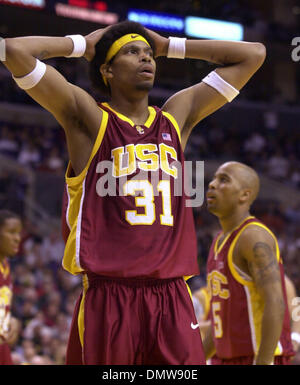8. März 2002; Los Angeles, PA, USA; USC Trojans Jerry Dupree, #31, ist niedergeschlagen nach für ein Foul gegen die Oregon Ducks im 1. Halbjahr ihres Spiels aufgerufen wird, auf Freitag, 8. März 2002 während der Pac-10-Turnier im Staples Center in Los Angeles, Kalifornien. Stockfoto