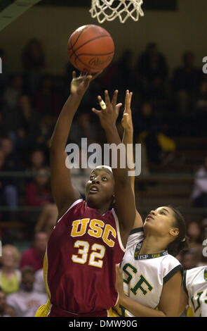 8. März 2002; Los Angeles, PA, USA; USC #32 Punkte Ebenholz Hoffman 2 von ihr Spiel-hoch 14 über USF Alicia Hernandez in der WNIT Runde Matchup Mittwoch Nacht in San Francisco zu öffnen. USC gewann 72-53. Stockfoto