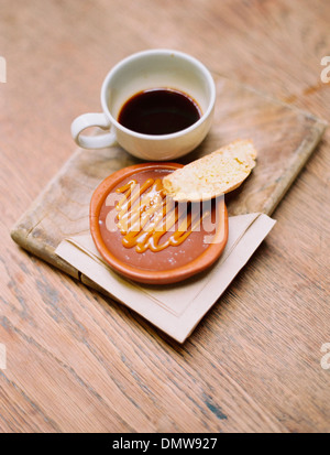 Eine Scheibe Brot Honig oder süße Paste und eine Tasse Kaffee. Stockfoto