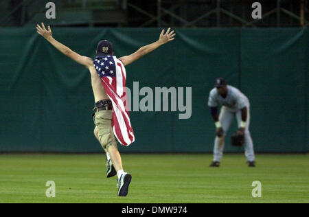 12. Januar 2002; Oakland, Kalifornien, USA; Mitglieder der Streitkräfte und der Polizei halten die amerikanische Flagge für Presnetation auf dem Feld vor dem Start von den Oakland Raiders und die New York Jets NFL Wildcard Playoff-Spiel an Network Associates Coliseum in Oakland, Kalifornien am Samstag, 12. Januar 2002. Stockfoto