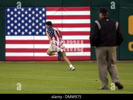 12. Januar 2002; Oakland, Kalifornien, USA; Mitglieder der Streitkräfte und der Polizei halten die amerikanische Flagge für Presnetation auf dem Feld vor dem Start von den Oakland Raiders und die New York Jets NFL Wildcard Playoff-Spiel an Network Associates Coliseum in Oakland, Kalifornien am Samstag, 12. Januar 2002. Stockfoto