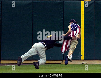 12. Januar 2002; Oakland, Kalifornien, USA; Mitglieder der Streitkräfte und der Polizei halten die amerikanische Flagge für Presnetation auf dem Feld vor dem Start von den Oakland Raiders und die New York Jets NFL Wildcard Playoff-Spiel an Network Associates Coliseum in Oakland, Kalifornien am Samstag, 12. Januar 2002. Stockfoto