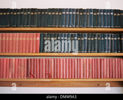 Alte Bücher in einem Regal. Traditionellen kirchlichen Gebetbücher. Abgenutzte Abdeckungen. Stockfoto