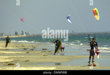 31. August 2002; Long Beach, Kalifornien, USA; Kite-Surfer gehen ihre Drachen zurück an den Strand, Wind, Long Beach. Stockfoto