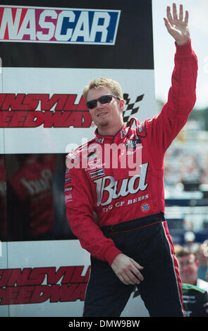 18. Oktober 2002; Martinsville, VA, USA; NASCAR Fahrer DALE EARNHARDT JR. erscheint bei der alten Herrschaft 500, die stattfanden in Martinsville, VA. Stockfoto