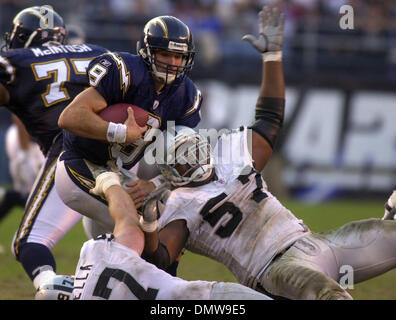 8. Dezember 2002; San Diego, CA, USA; Oakland Raiders (unten) John Parrella, #97 und (rechts) Rod Coleman, #57 Sack San Diego Chargers quarterback Drew Brees, #9, im 3. Quartal ihres Spiels auf Sonntag, 8. Dezember 2002 im Qualcomm Stadium in San Diego, Kalifornien Oakland schlagen San Diego 27-7. Stockfoto