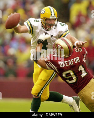 15. Dezember 2002; San Francisco, CA, USA; Green Bay Packers Quarterback Brett Favre ist jagte aus der Tasche und unter Druck von San Francisco Vierzig Niners Chike Okeafor im 1. Quartal Sonntag Dezember 15,2002 im Candlestick Park, San Francisco Kalifornien Stockfoto