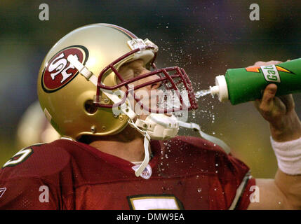 15. Dezember 2002; San Francisco, CA, USA; Vierzig Niner Quarterback Jeff Garcia trinkt etwas Wasser bei einem Timeout im 4. Quartal ihr Spiel mit den Green Bay Packers Sonntag, 15. Dezember 2002 im Candlestick Park in San Francisco Kalifornien. Die Packers gewannen 20-14. Stockfoto