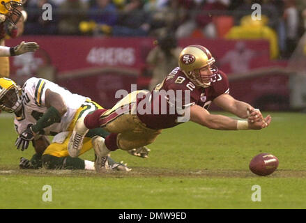 12. Januar 2002; Oakland, Kalifornien, USA; Mitglieder der Streitkräfte und der Polizei halten die amerikanische Flagge für Presnetation auf dem Feld vor dem Start von den Oakland Raiders und die New York Jets NFL Wildcard Playoff-Spiel an Network Associates Coliseum in Oakland, Kalifornien am Samstag, 12. Januar 2002. Stockfoto