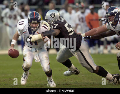 22. Dezember 2002; Oakland, Kalifornien, USA; Denver Broncos Quarterback Steve Beuerlein ist in der zweiten Hälfte von ihr Spiel gegen die Denver Broncos am Sonntag, 22. Dezember 2002 an Network Associates Coliseum in Oakland, Kalifornien von Oakland Raiders Rod Colemen entlassen werden Stockfoto