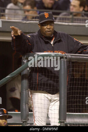 23. Oktober 2002 winkt - San Francisco, CA, USA - San Francisco Giants Manager DUSTY BAKER für Spieler in Spiel 4 der World Series 2002 auf Mittwoch, 23. Oktober 2002 im Pac Bell Park in San Francisco Kalifornien  (Kredit-Bild: © Karl Mondon/Contra Costa Times / ZUMA Press) Einschränkungen: USA Boulevardpresse Rechte heraus! Stockfoto