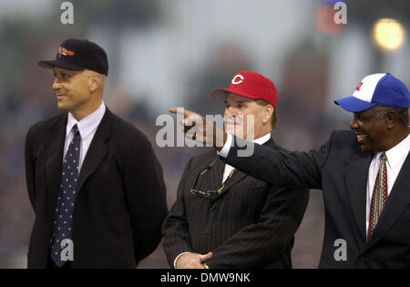 23. Oktober 2002 - San Francisco, CA, USA - Baseball-Größen CAL RIPKIN JR, PETE ROSE und HANK AARON wurden auf dem Feld vor dem Spiel 4 der World Series 2002 auf Mittwoch, 23. Oktober 2002 im Pac Bell Park in San Francisco Kalifornien geehrt (Credit-Bild: © Karl Mondon/Contra Costa Times / ZUMA Press) Einschränkungen: USA Boulevardpresse Rechte heraus! Stockfoto