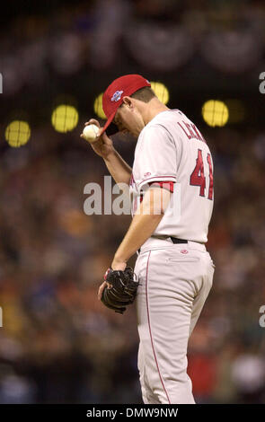 23. Oktober 2002 hält auf dem Hügel in Spiel 4 der World Series 2002 auf Mittwoch, 23. Oktober 2002 im Pac Bell Park in San Francisco Kalifornien - San Francisco, CA, USA - Anaheim Angels Krug JOHN LACKEY  (Kredit-Bild: © Karl Mondon/Contra Costa Times / ZUMA Press) Einschränkungen: USA Boulevardpresse Rechte heraus! Stockfoto