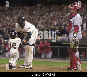 23. Oktober 2002 übergeben - San Francisco, CA, USA - San Francisco Riesen BARRY BONDS seinen Schläger DARREN BAKER nach dem 3. Inning gehen als Anaheim Engel BENGIE MOLINA in Spiel 4 der World Series 2002 auf Mittwoch, 23. Oktober 2002 im Pac Bell Park in San Francisco Kalifornien Uhren  (Bild Kredit: © Jose Carlos Fajardo/Contra Costa Times / ZUMA Press) Einschränkungen: USA Boulevardpresse Rechte heraus! Stockfoto