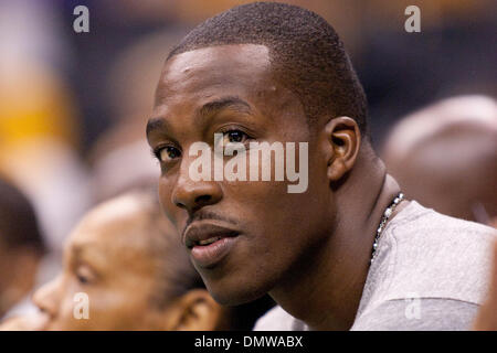 16. September 2009 - Los Angeles, Kalifornien, USA - Orlando Magic Dwight Howard Spielfeldrand sitzt und beobachtet die WNBA Conference Halbfinale Playoff-Spiel zwischen den Seattle Storm und die Los Angeles Sparks im Staples Center. Die Funken ging auf, um den Sturm mit einem Endstand von 70-63 zu schlagen. (Kredit-Bild: © Brandon Parry/Southcreek Global/ZUMAPRESS.com) Stockfoto