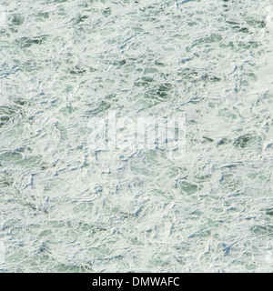 Oberfläche des Pazifischen Ozeans mit Wellenmuster und Wildwasser an Manzanita Oregon. Stockfoto