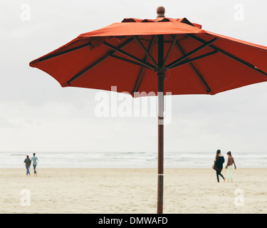 Ein großer Sonnenschirm am Strand von Manzanita auf Pazifischen Ozean in Oregon. Stockfoto