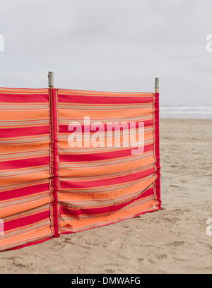 Ein rot gestreiften Windschutz auf Cannon Beach an der Küste von Oregon. Stockfoto