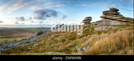 Granitplatten, aus denen ein Tor Stowes Hill auf Bodmin Moor in Cornwall in der Nähe von den Schergen Stockfoto