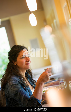 Eine Frau, die eine Tasse Kaffee. Stockfoto