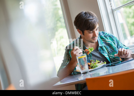 Ein junger Mann mit einem digitalen Tablet. Stockfoto