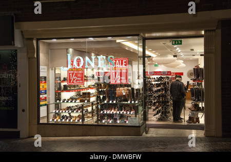 Jones die Stiefelhersteller Schuh Shop Windsor Berkshire UK Stockfoto