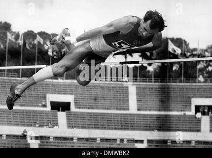 9. Januar 1960 - Rom, Italien - sowjetischen rasieren LAKADZE machte seine große Hochsprung von 2,18 Metern im Rom Sommer Olympiade 1960. Bild: Rasieren Sie in die Luft springen über den Hochsprung-Pol.  (Kredit-Bild: © KEYSTONE Bilder USA/ZUMAPRESS.com) Stockfoto