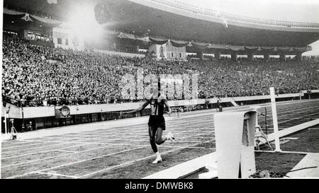 1. Mai 1960 - Rom, Italien - Runner ABEBE BIKILA aus Äthiopien war der erste Afrikaner eine Olympia-Medaille in der Geschichte zu gewinnen. Bild: Bikila bricht das Band, das Gold in der Marathon-Veranstaltung in der neuen olympischen Rekordzeit zu gewinnen. (Kredit-Bild: © KEYSTONE Bilder USA/ZUMAPRESS.com) Stockfoto