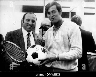 26. Oktober 1970 - Köln, Deutschland - Tennisspieler Jürgen FASSBENDER mit Fußballspieler UWE SEELER auf der internationalen Messe von Sportartikeln.  (Kredit-Bild: © KEYSTONE Bilder USA/ZUMAPRESS.com) Stockfoto