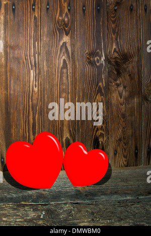 Zwei Herzen auf eine hölzerne Szene, ein Valentinstag-Thema. Stockfoto