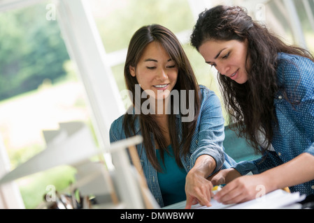 Zwei Frauen Toger Bildschirm eines digitalen Tablet zu betrachten. Stockfoto