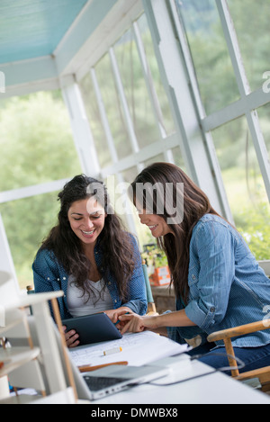 Zwei Frauen Toger Bildschirm eines digitalen Tablet zu betrachten. Stockfoto