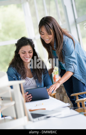 Zwei Frauen Toger Bildschirm eines digitalen Tablet zu betrachten. Stockfoto